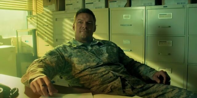 alan-ritchson-as-reacher-leaning-back-on-his-desk-in-reacher-season-3-episode-4.jpg