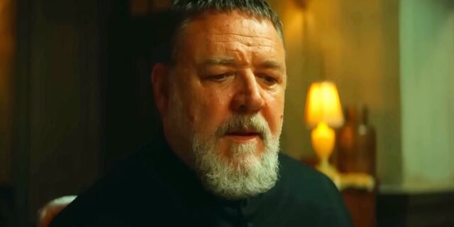 russell-crowe-as-father-gabriel-amorth-looking-grave-in-the-pope-s-exorcist.jpg