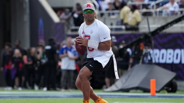 russell-wilson-set-visit-surprising-afc-team.jpg