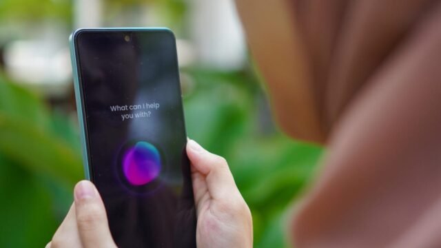 smartphone-siri-gettyimages-2166400593.jpg