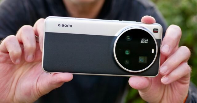 taking-photo-xiaomi-15-ultra.jpg