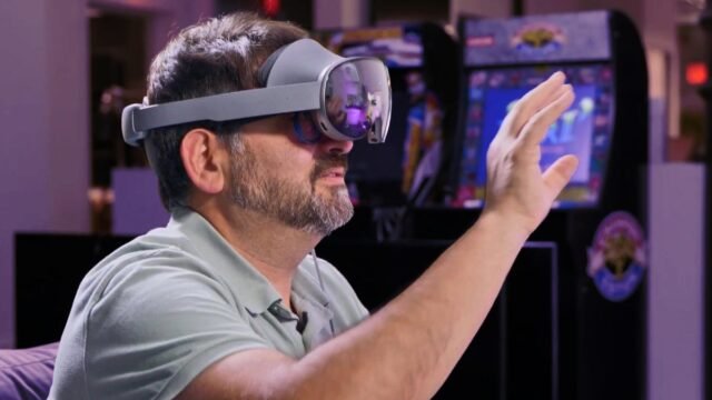 scott-samsung-xr-headset.jpg