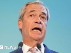 Keir Starmer „gerinctelennek” nevezi Nigel Farage-ot a rasszizmussal kapcsolatos vádak kezelése miatt