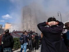 Rómában a középkori torony részben összedőlt a felújítás során, és megsérültek a munkások