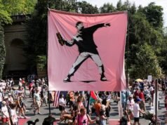 Az Egyesült Államok kormánya büntetőeljárást indít egy férfi ellen, aki szendviccsel dobta meg a szövetségi ügynököt