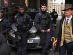 Kiderült, hogy a vírusos Louvre-i rablásfotón szereplő „Fedora Man” nem mesterséges intelligencia – csak egy stílusos francia tini