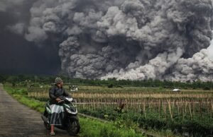 Kitört a Semeru-hegy Indonéziában, ami miatt evakuálásra került sor