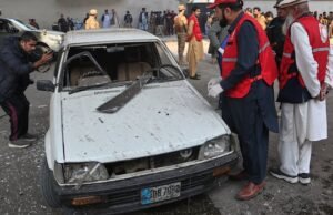 Öngyilkos merénylők 3 embert megöltek a pakisztáni félkatonai főhadiszálláson