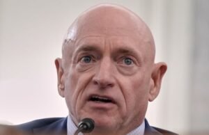 Az amerikai Pentagon demokrata szenátor ellen nyomoz egy videó miatt, amely arra buzdította a csapatokat, hogy dacoljanak az „illegális parancsokkal”