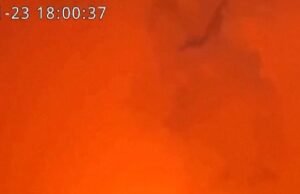 A hawaii Kilauea vulkán kupola láva szökőkutat termel