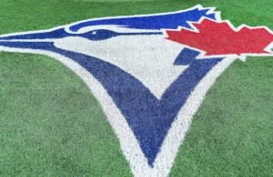 A Blue Jays logója látható a japán bokszmérkőzésen, nyilvánvaló MLB-bejegyzés nélkül