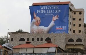 Leó pápa a katolikus egyház vezetőjeként első külföldi útjára Törökországba és Libanonba tartott