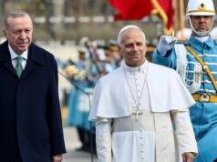 Leó pápa az első tengerentúli útjára érkezik Törökországba