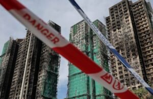 Újabb nyolc embert tartóztattak le, miután a hongkongi lakástorony tűzvészben legalább 128 ember meghalt