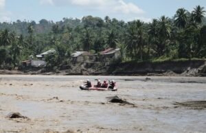 Az indonéz lakosok élelemre és vízre vadásznak halálos áradások után; 193 halott Srí Lankán