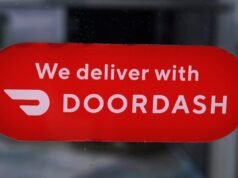 A floridai tisztek kézbesítik a DoorDash parancsot, miután a sofőrt a volánnál alva találták, és DUI-val vádolják