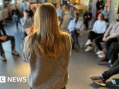 Reeves 820 millió GBP finanszírozást mutat be a munkanélküli fiatalok támogatására