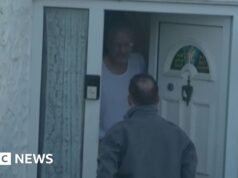 A BBC riportere megpróbálja szembeszállni Nathan Gill-lel az oroszbarát kenőpénzek miatt