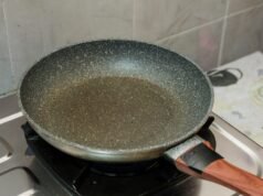 Főzési szerencsétlenség: Ne tegye ezt az 5 ételt egy tapadásmentes serpenyőbe