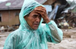 Eltűnt feleségét keresi egy indonéz férfi a pusztító áradások után