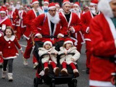 Mikulások ezrei rohannak keresztül Liverpool utcáin jótékonysági céllal