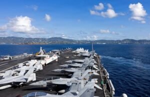 Két amerikai vadászgép repül át a Venezuelai-öböl felett, miközben a törvényhozók válaszokat követelnek a hajók csapásaira