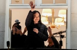 A venezuelai ellenzék vezetője, Machado Norvégiában köszönti támogatóit a Nobel-ünnepség után