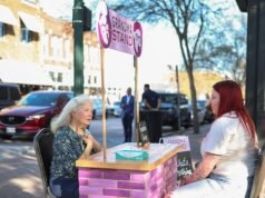 Magányosnak érzi magát? Álljon be egy nagymama standhoz egy szívből jövő beszélgetésre