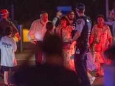 Hősnek kiáltották ki azt a bámészkodót, aki felfegyverzett férfit csapott le a Bondi Beach-i halálos támadás során