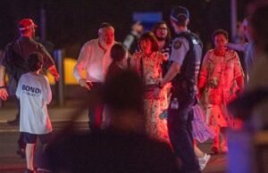 Hősnek kiáltották ki azt a bámészkodót, aki felfegyverzett férfit csapott le a Bondi Beach-i halálos támadás során