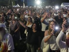 Ezrek gyűlnek össze Bondi Beachen, hogy gyászolják az antiszemita támadás áldozatait