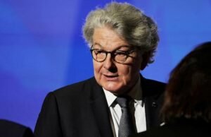 Az EU és Franciaország elítélte az Egyesült Államok vízumtilalmát a volt uniós biztos és aktivisták ellen