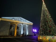Oroszország hamarosan színdarabokat kezd az általa bombázott mariupoli színházban