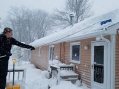 Ha esik, kiveszem a tetőgereblyét. Így megakadályozom, hogy víz szivárogjon a házamba