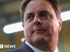 A BNP volt vezetőjét azzal vádolják, hogy faji gyűlöletet szított az X karikatúrával