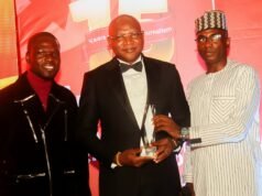 NewsDirect-díjak: Ashiru ragyog, a „Példaértékű vezetés a közszolgálatban” elismerésben részesült