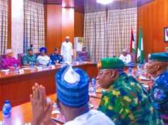 Tinubu zárt ajtós találkozón a biztonsági vezetőkkel