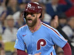 Bryce Harper egy pillantást vet a csapat elnökére, Dave Dombrowskira