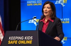 New York állam figyelmeztető címkéket ír elő a közösségi média platformokon