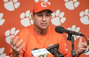 Dabo Swinney, Clemson 7-6 szezon után edzőváltást hajt végre