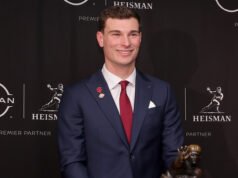 Fernando Mendoza odaadja Indianának első Heisman Trophy-győztesét