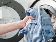 Egy szakértő elmagyaráz 6 gyakori mosási hibát, amelyek megölik kedvenc ruhadarabjaidat