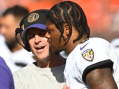 HC John Harbaugh védi Lamar Jacksont oszlopban