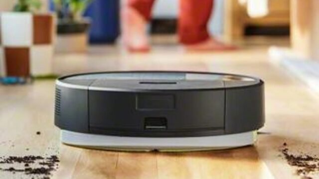 roomba-combo-205-black-photo-lifestyle-cleantrail-mop-plants-email-desktop-335x266.jpg